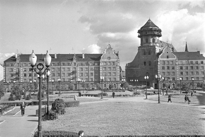 Vecrīgas laukuma (tagad – Rātslaukums) skats 1959. gadā bez 2. pasaules kara sākumā nopostītās Pēterbaznīcas smailes. 