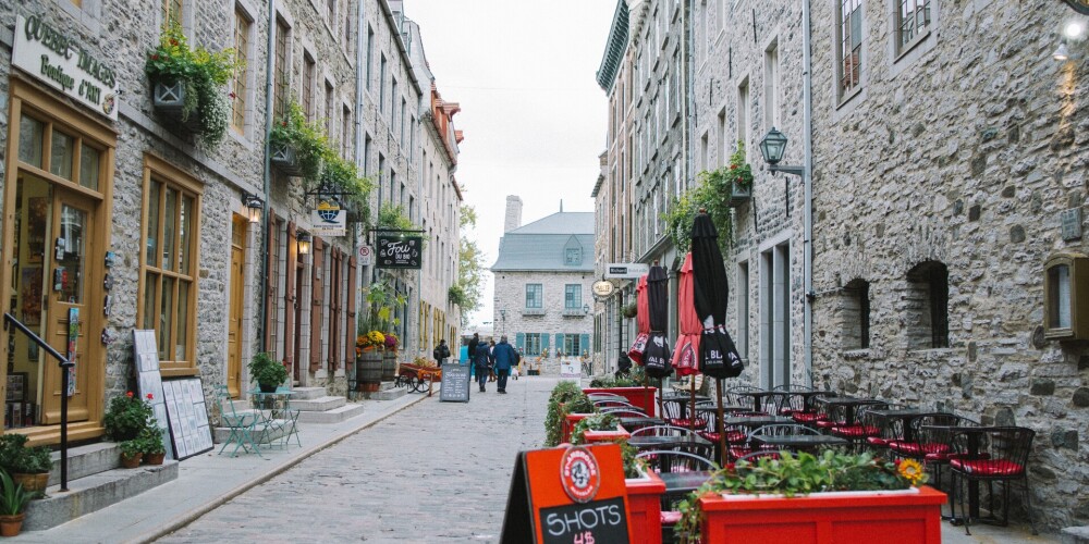 Kvebeka ir vislielākā Kanādas province pēc platības un otra lielākā pēc iedzīvotāju skaita. Tajā 2011. gadā dzīvoja aptuveni 7,9 miljoni iedzīvotāju. Kvebekas oficiālā valoda ir franču valoda. Provinces platība ir 1 542 056 km². Administratīvais centrs ir Kvebeka (516 tūkstoši iedzīvotāju), kas ir Kanādas vecākā pilsēta. Savukārt pēc iedzīvotāju skaita vislielākā pilsēta ir Monreāla (1,65 miljoni).Kvebekas teritorija ir ļoti bagāta ar dabas resursiem, ar tās mežiem un daudzajām upēm un ezeriem. Šeit visvairāk ir attīstītas kokapstrādes, papīra rūpniecības un hidroenerģētikas nozares.Kvebekā ir ļoti izteikta gadalaiku maiņa. Vasara ir karsta un bieži arī mitra, bet ziema ir auksta, gara, sniegaina un arī mitra. Gaisa temperatūra vasarā var pacelties līdz +35 °C, bet ziemā nolaisties zem -30 °C. Sniega sega ir 4 mēnešus dienvidos un 6 mēnešus ziemeļos. Monreālā izkrīt vairāk sniega nekā, piemēram, Oslo vai Helsinkos.