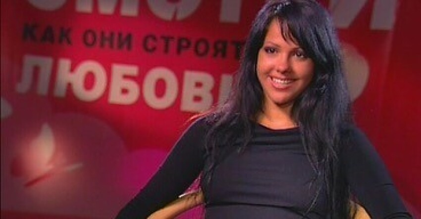 XXX видео Елена Беркова показывает свою пизду крупным планом на камеру и ласкает себя