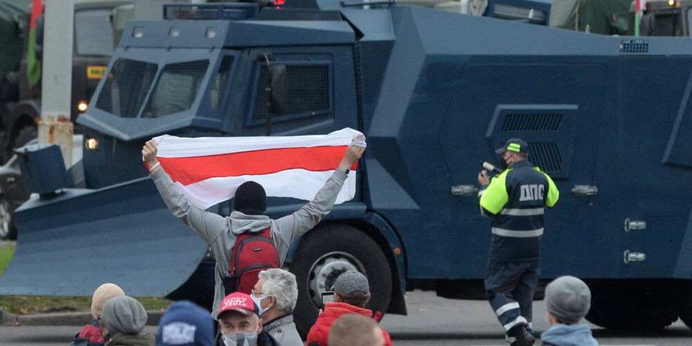 Minskā milicija aiztur protestētājus un raida gaisā brīdinājuma šāvienus