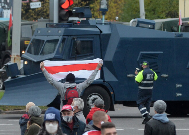 Minskā milicija aiztur protestētājus un raida gaisā brīdinājuma šāvienus