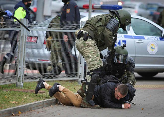 Svētdien Minskā miliči raidījuši gaisā brīdinājuma šāvienus un aizturējuši 300 protestētājus