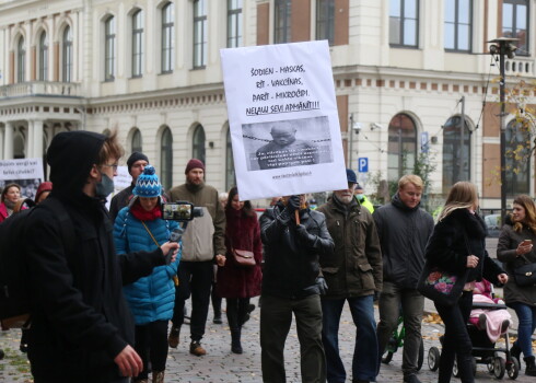 Aktīvista Andra Orola rīkots gājiens, kurā protestē pret obligātu masku nēsāšanu, obligātu vakcināciju, čipizāciju.