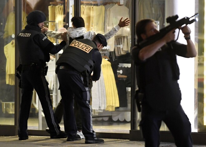 Terorakts Vīnē: pie sinagogas notikusi apšaude, policija ielās meklē uzbrucējus