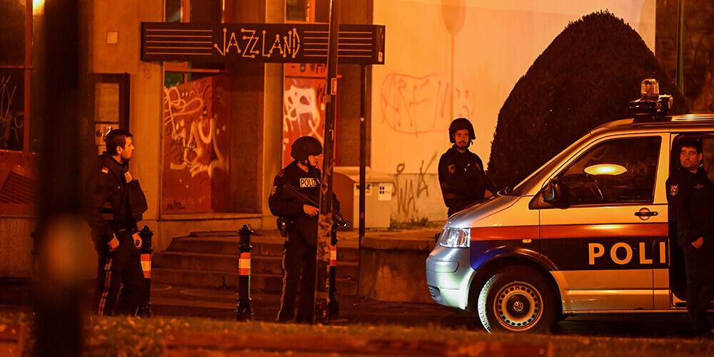 Nogalinātajam Vīnes teroristam bijusi spridzekļu jostas imitācija; policija joprojām meklē vismaz vienu šāvēju