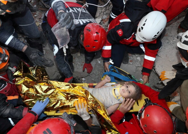 Bojāgājušo skaits pagājušajā nedēļā notikušajā zemestrīcē Turcijas rietumos otrdien pārsniedzis 100, pavēstīja valsts katastrofu seku likvidācijas dienests. Septiņu magnitūdu zemestrīcē, kas notika piektdien, gājuši bojā 102 un ievainoti 994 cilvēki. 143 cilvēki joprojām atrodas slimnīcās.