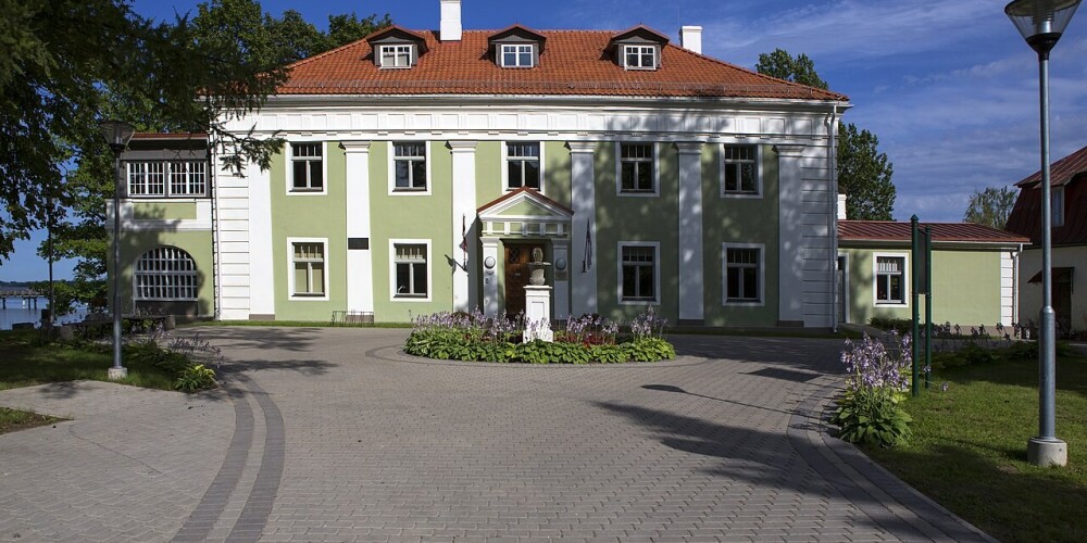 Алуксне (латыш. Alūksne, др.-рус. Олыста, Алыстъ, Волыстъ, нем. Marienburg) — город на северо-востоке Латвии у одноимённого озера, административный центр Алуксненского края. Название происходит от латг. olūksna — «родник в лесу». До 1917 года назывался Мариенбу́рг (в честь Божьей Матери). Известен с 1284 года. Городской остров известен как Замковый (Pils sala), или остров Марии. Замок в наше время используется как открытая театральная площадка.