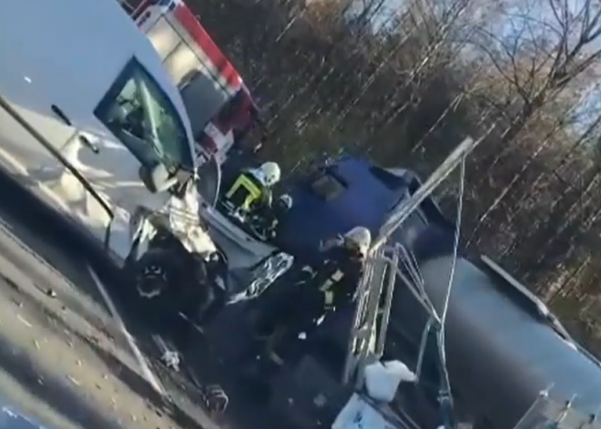 Uz Jūrmalas šosejas notikusi trīs automašīnu avārija, radot sastrēgumu vairāku kilometru garumā