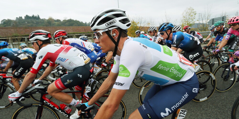 Vuelta a España ir trīs nedēļu ilgas šosejas riteņbraukšanas sacensības, kas ir viena no trim lielajām tūrēm UCI Pasaules tūres kalendārā. Trīs nedēļu sacensības ir sadalītas pa posmiem, katrs no 21 posma notiek atsevišķā dienā. Katra riteņbraucēja uzrādītais laiks posmos tiek summēts, lai noteiktu kopvērtējuma uzvarētāju. Katras dienas līderis kopvērtējumā sacensību laikā valkā sarkanu krekliņu. Pirmās "Vuelta" sacensības risinājās 1935. gadā, taču par ikgadējām tās kļuva kopš 1955. gada. Pirmajās sacīkstēs piedalījās 50 riteņbraucēji, kuri ik posmu vidēji pievārēja 240 kilometrus. Pirmajā Spānijas tūrē bija 14 etapi. Vuelta a Espana sacensības tika radītas, iespaidojoties no Tour de France un Giro d'Italia, kuru galvenie organizatori bija vietējie laikraksti. Arī Spānijas sacensības dibināja laikraksts Informaciones.Iepriekš Vuelta a Espana notika pavasarī (parasti aprīļa beigās), ar pāris izņēmumiem 1940. gados, kad sacensības risinājās jūnijā. Taču 1995. gadā organizatori izlēma pārcelt sacīkšu sākumu uz septembri, lai nekonkurētu ar Giro d'Italia. Tā kā nu Vuelta risinās rudens sākumā, vairāki sportisti velobraucienu izmanto kā sagatavošanos Pasaules čempionātam, kas parasti notiek oktobrī.