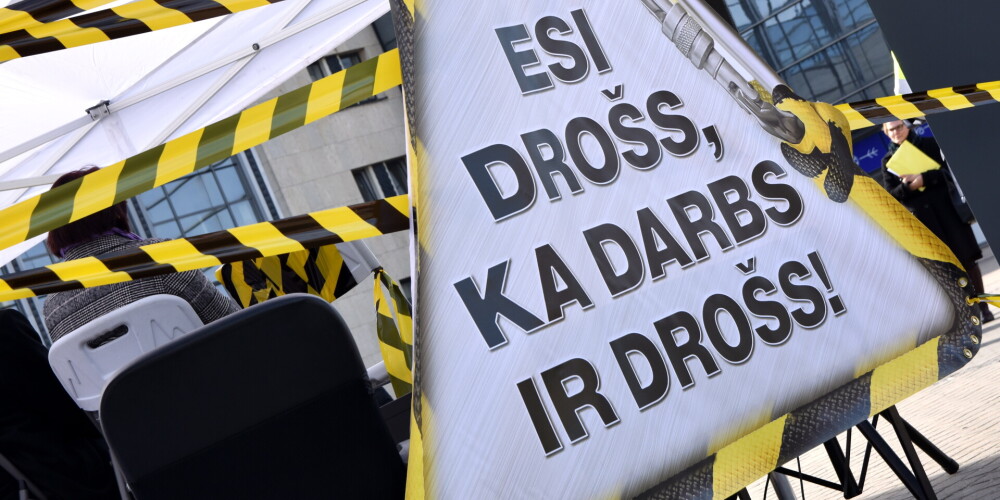 Государственная инспекция труда является государственным учреждением, которое осуществляет надзор за различными аспектами занятости, включая защиту трудящихся и безопасность на рабочем месте. Государственная инспекция труда может предоставить вам информацию и консультации по вопросам занятости, например, о дискриминации при увольнении, о содержании трудового договора, безопасных условиях труда и т.д.