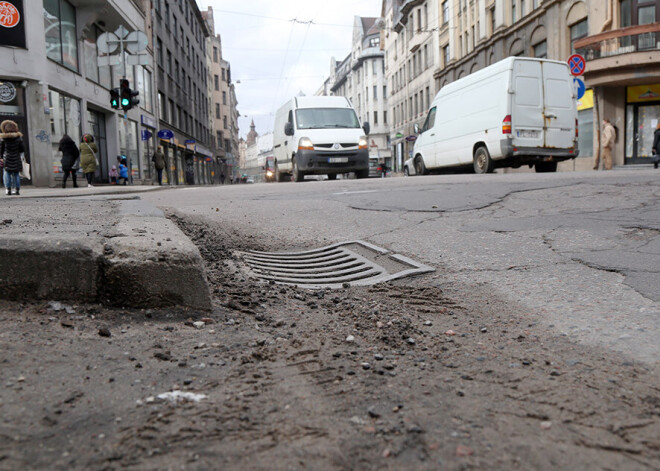 Sākta parakstu vākšana par Čaka ielas nesašaurināšanu un velojoslas neierīkošanu