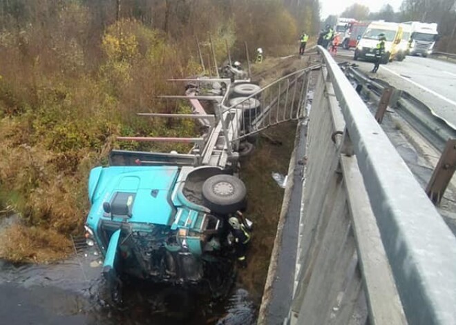 Traģiskā avārijā uz Bauskas šosejas kravas auto daļēji iegāzies Misas upē