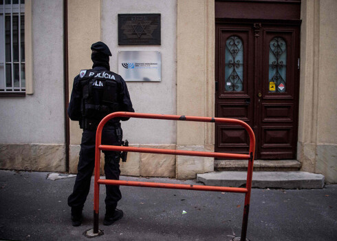 Policists Bratislavā pie ebreju kopienas ēkas.