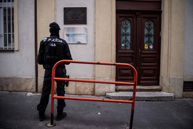 Policists Bratislavā pie ebreju kopienas ēkas.