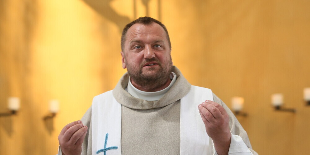 Обвиняемого в жестоком обращении с детьми священника в Бауске наградят