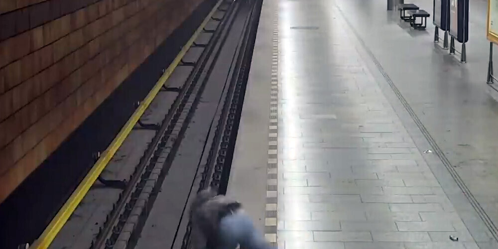 Prāgas metro stacijā dūru cīņa beidzas uz sliedēm vilciena priekšā