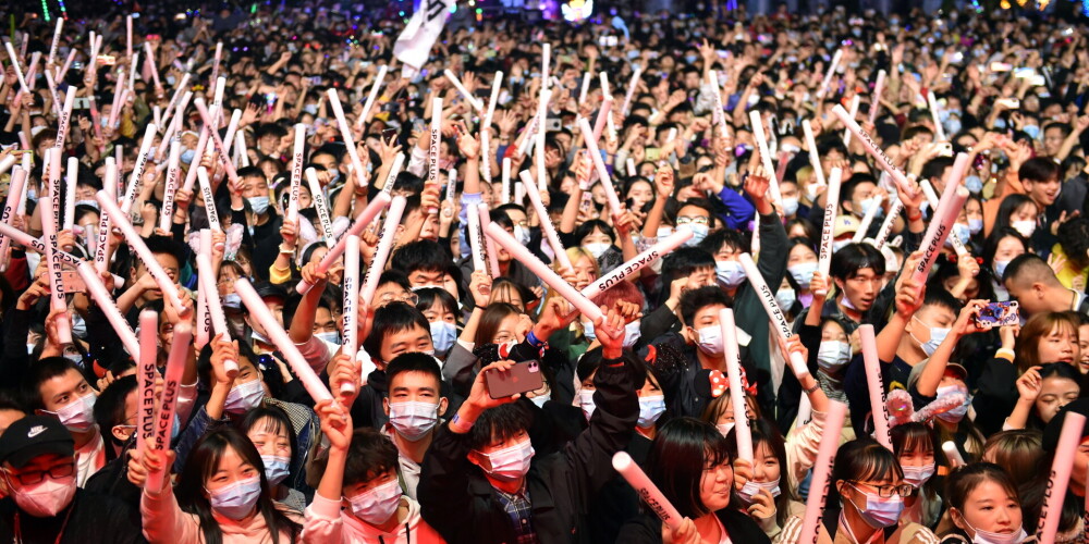 FOTO: kamēr pasaule izolējas un distancējas, Uhaņā tūkstošiem cilvēku ballējas un svin Halovīnu