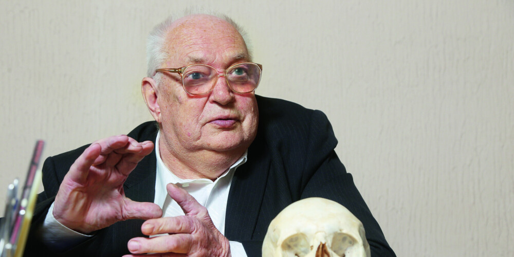 Mārtiņam Siliņam ir teiciens: “Viena galva gudra, divas gudrākas, bet trīs jau ir aunu bars.” Viņa kabinetā allaž ir divas gudras galvas.