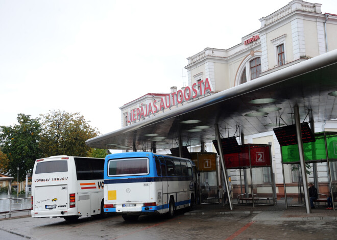 Ar Covid-19 inficējies pasažieris braucis autobusā Liepāja - Rīga