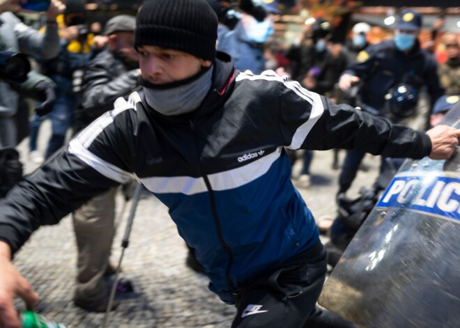 Slovēnijas policija ar ūdens lielgabalu izklīdina vardarbīgu demonstrāciju pret Covid-19 ierobežojumiem