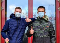 Mēneša laikā Kuldīgā un Aizputē izdevies būtiski ierobežot Covid-19 izplatību (attēlā – tālmācībā esošie Kuldīgas vidusskolēni dodas uz skolu pēc pārtikas pakām, tā tagad ir viņu vienīgā fiziskā saikne ar skolu).