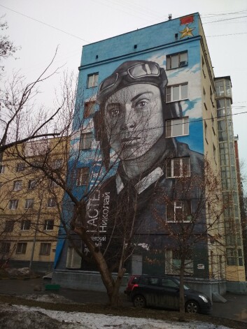Nikolajam Gastello ir veltīts gan piemineklis oficiālajā bojāejas vietā (patiesībā tur nokrita kapteiņa Maslova lidmašīna), gan liels mūsdienās tapis grafiti uz kāda Maskavas nama sienas.