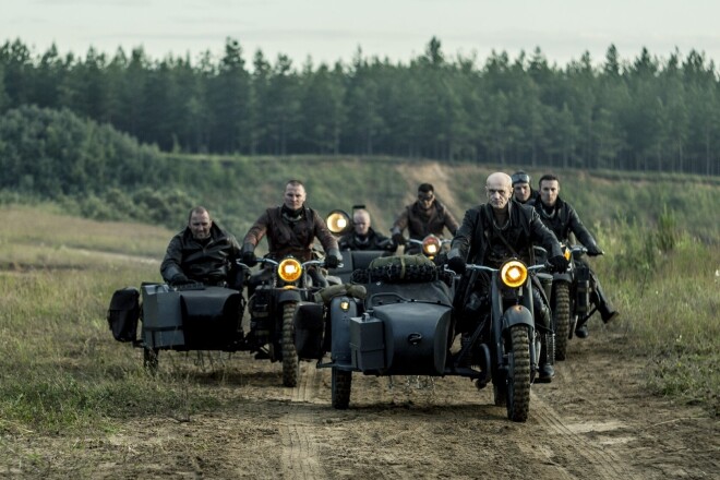 Viena no vēsturiski melīgākajām patriotiskajām kara filmām ir T-34 – vēstījums par divu tanku T-34 izmēģinājuma braucienu no Harkovas uz Maskavu. Patiesībai atbilst vienīgi fakts, ka šāds izmēģinājuma brauciens patiešām ir noticis, taču pilnībā ir izdomāts sižets par vācu diversantu un ukraiņu nacionālistu mēģinājumiem nolaupīt jaunos tankus.