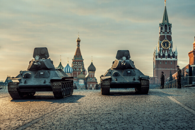 Viena no vēsturiski melīgākajām patriotiskajām kara filmām ir T-34 – vēstījums par divu tanku T-34 izmēģinājuma braucienu no Harkovas uz Maskavu. Patiesībai atbilst vienīgi fakts, ka šāds izmēģinājuma brauciens patiešām ir noticis, taču pilnībā ir izdomāts sižets par vācu diversantu un ukraiņu nacionālistu mēģinājumiem nolaupīt jaunos tankus.