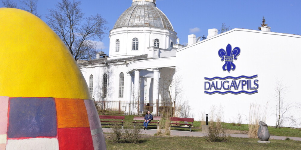 Даугавпилс (латыш. Daugavpils; до 1920 Двинск; до 1893 Динабург (от нем. Dünaburg), в 1656—1667 Борисоглебск; по русским летописям Невгин— город республиканского подчинения в Латвии, второй по величине и значению город страны после столицы Риги (расстояние по шоссе — 232 км, по железной дороге — 218 км). Население города составляет 82 тыс. жителей (2020). Самый южный из всех городов республики, расположен на реке Даугаве (Западная Двина), недалеко от границы с Литвой (23 км по автодороге А13) и Белоруссией (26 км по автодороге Р68). Является крупнейшим городом юго-восточной части Латвии — региона Латгалия, её культурным, образовательным и промышленным центром. Административный центр Даугавпилсского края, в состав которого не входит.