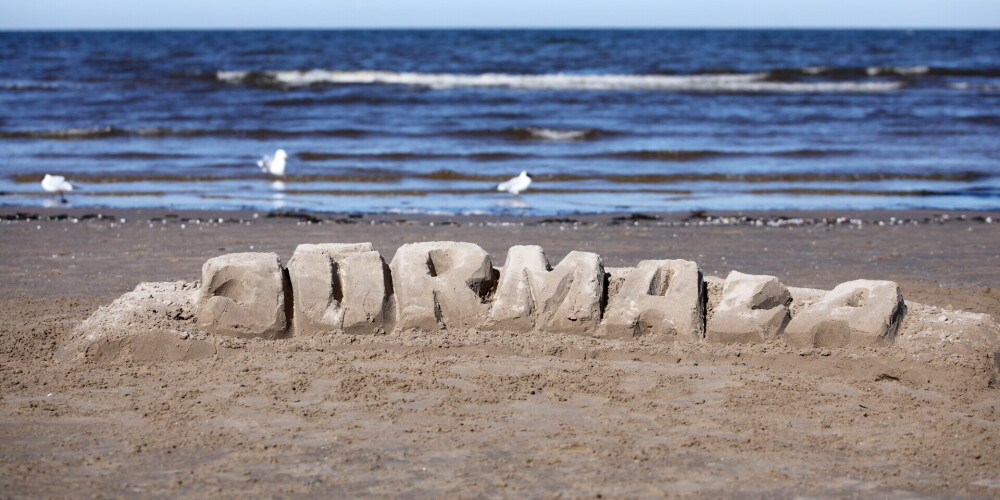 Юрмала (латыш. Jūrmala — дословно «взморье») — город в Латвии, крупнейший курорт на берегу Рижского залива. Население — около 50 тысяч жителей. Расстояние от центра Юрмалы до центра Риги — 25 км. Современный город сложился из череды курортных (исторически — рыбацких) посёлков, со временем слившихся воедино. Занимает территорию Рижского взморья, которая тянется на 32 км в длину и 3 км в ширину между Рижским заливом и рекой Лиелупе.