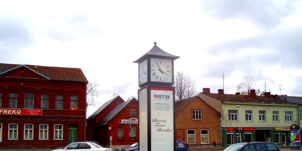 Екабпилс (латыш. Jēkabpils, латг. Jākubmīsts) — город республиканского значения в Латвии. Расположен на обоих берегах Даугавы, примерно в 135 км от Риги. До 1962 года — два самостоятельных города, разделённых рекой: собственно Екабпилс (историческое название Якобштадт) и Крустпилс (Крейцбург). В Екабпилсе расположены органы управления двух прилегающих краёв Латвии — Екабпилсского и Крустпилсского (сам город не входит ни в один из них и имеет республиканское подчинение). Население Екабпилса с 1990 года уменьшилось на треть, с почти 31 тысячи до неполных 22 тысяч человек.