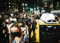 Cilvēki Manhetenas ielās svin Baidena panākumus.