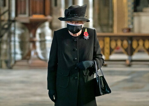 Karaliene Elizabete II pirmo reizi sabiedrībā izgājusi ar sejas masku