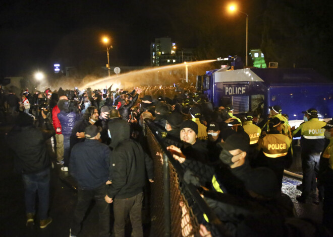 Tbilisi opozīcija protestā pieprasa rīkot jaunas parlamenta vēlēšanas