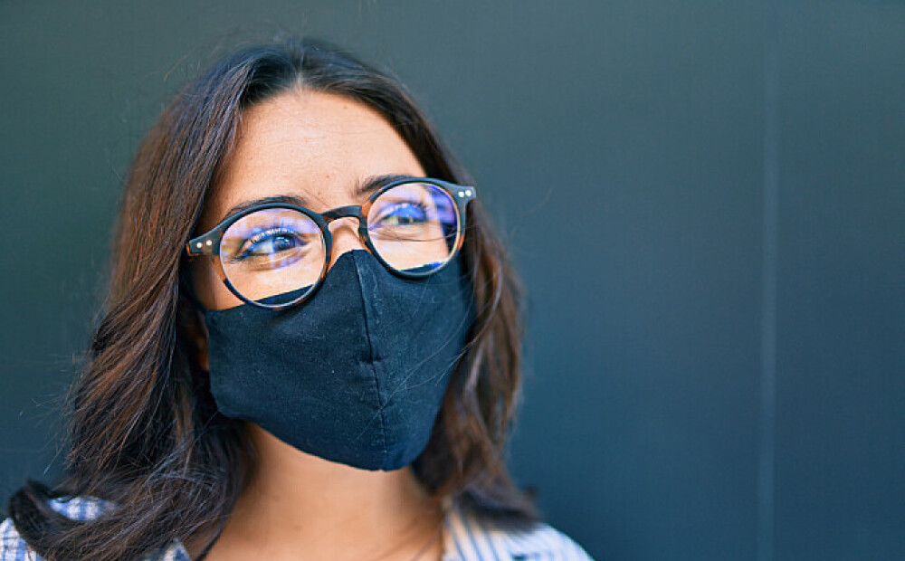 Kā nēsāt sejas masku, lai neaizsvīstu brilles un netrūktu elpas