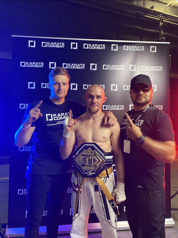 Edgars Skrīvers (pa vidu) pēc pasaules čempiona jostas saglabāšanas.