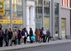 Rinda pie lietotu apģērbu veikala "Humana", kad valstī izsludināta ārkārtas situācija, lai mazinātu salimstību ar  Covid-19, un noteikti dažādi ierobežojumi - sejas masku nēsāšana un divu metru savstarpējā distance.