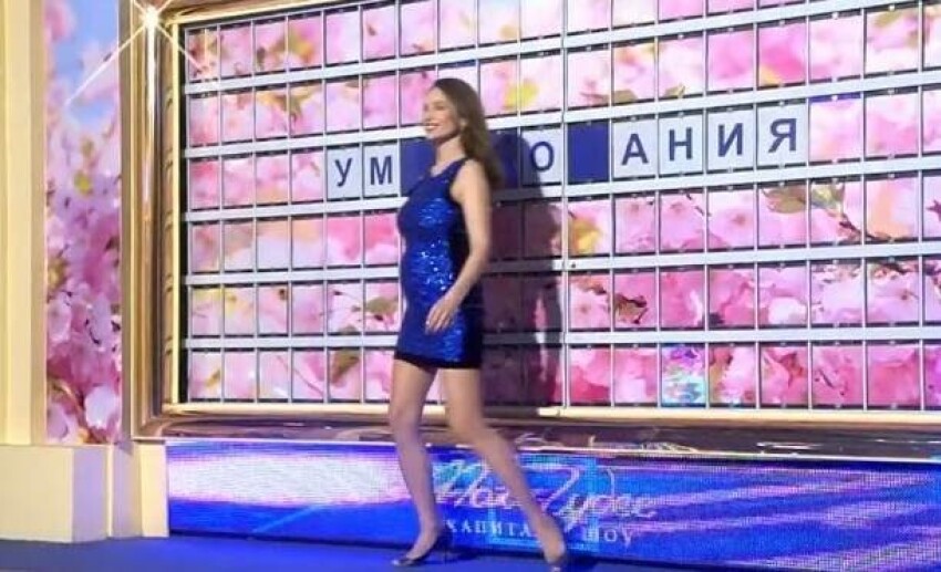 Как зовут мужчину, приносящего ключи на "Поле Чудес"? Какова его биография?