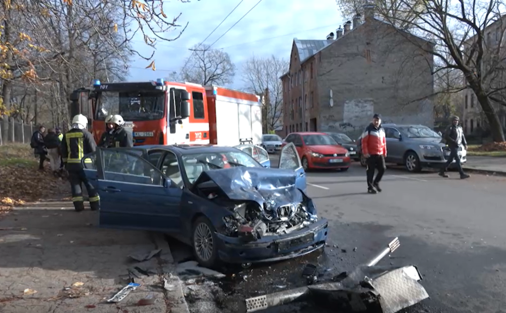 The BMW driver causes an accident, leaves the passengers and flies with a flared face