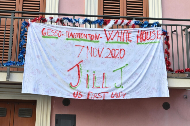 Ciema iedzīvotāju sveicieni Džilai Baidenai.