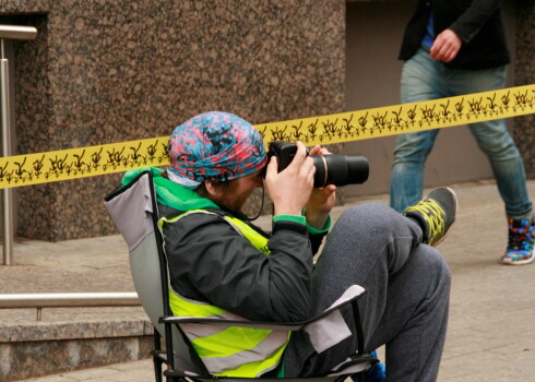 Fotogrāfs fotografē.