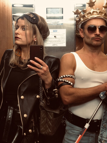 Pirms karnevāla ar dzīvesbiedru Artūru.