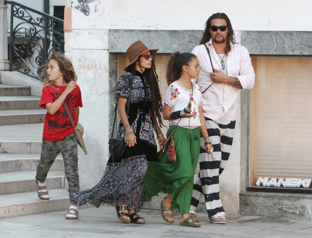 Džeisons Momoa ar sievu un abu kopīgajiem bērniem.
