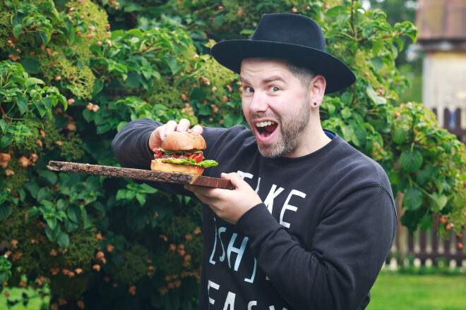 Arvis piekodina, ka ne tikai maizei, bet arī visām burgera sastāvdaļām ir jābūt svaigām, labi pagatavotām un kvalitatīvām, nedrīkst aizmirst to papildināt arī ar kaut ko kraukšķīgu, sulīgu, pikantu un sātīgu. Tikai apvienojot visus šos elementus, veidosies pilnīga garšu buķete.