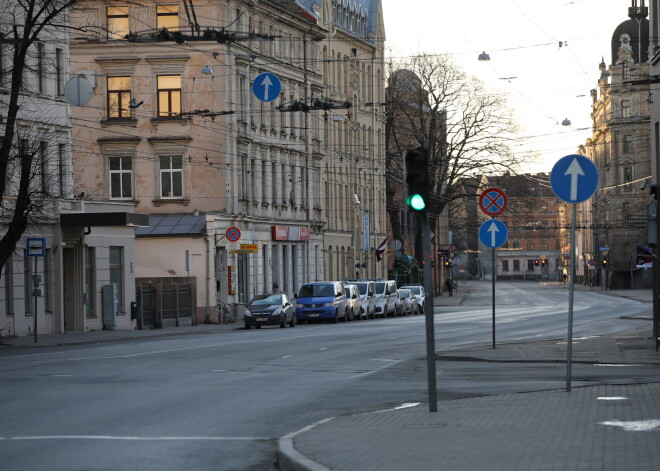 Slēgs satiksmi pie ēkas Gogoļa ielā 3