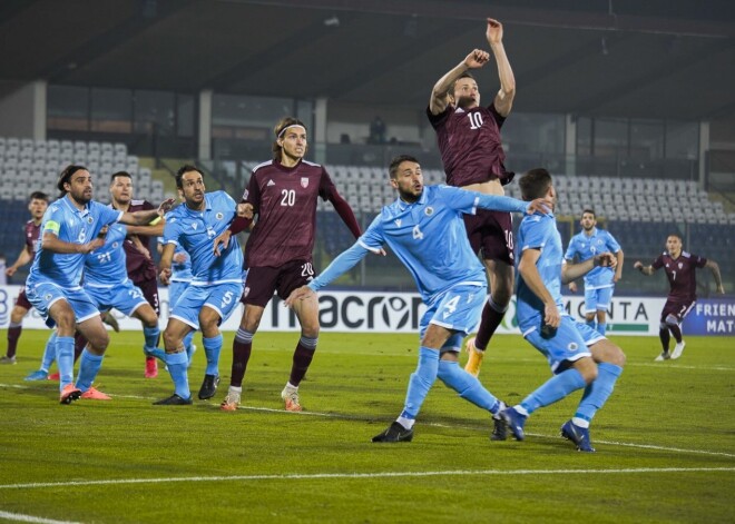Latvijas futbolisti draudzības spēlē izbraukumā pārliecinoši pārspēj Sanmarīno