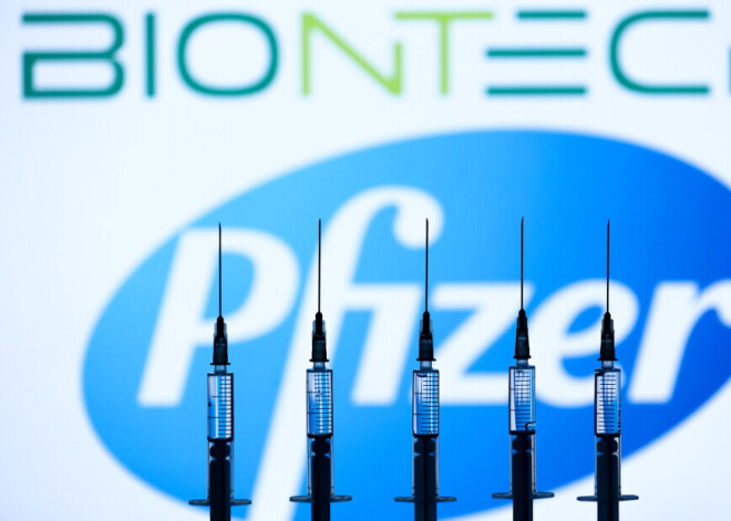 Стало известно, кто первым получит вакцины от Covid-19 в Латвии