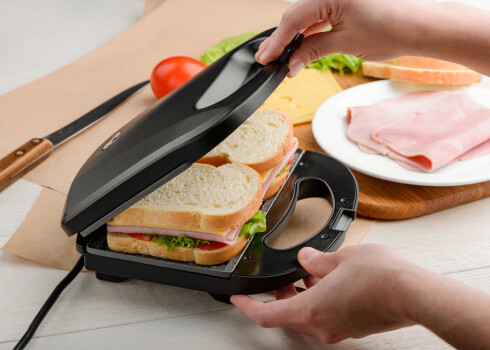 Iegādājies zināmu un pārbaudītu zīmolu sviestmaižu pannas. Pirms tam pārbaudi, cik ērti aizverams augšējais vāks, – plātnēm savstarpēji cieši jāpieguļ.