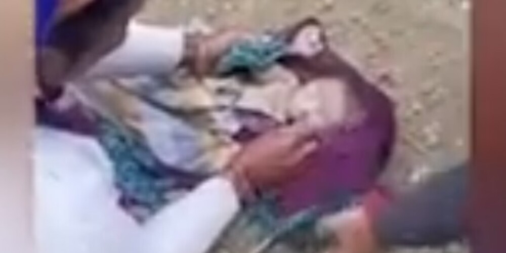 В сети появилось видео спасения похороненного заживо младенца
