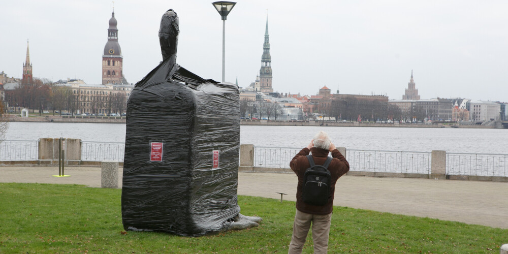 “Ir absolūti neiespējami šādā nodokļu režīmā strādāt tēlniekam, īpaši jauniem māksliniekiem," gaidāmās izmaiņas nodokļu sistēmā Jauns.lv komentēja tēlnieks Aigars Bikše.